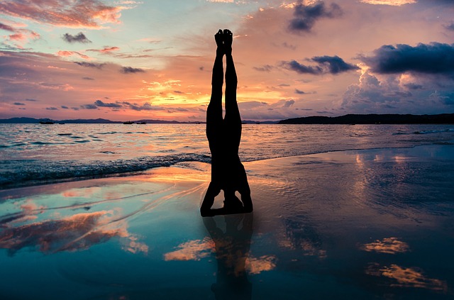 Sirsasana o equilibrio sobre la cabeza. Pasos para la inversión más conocida de Yoga.